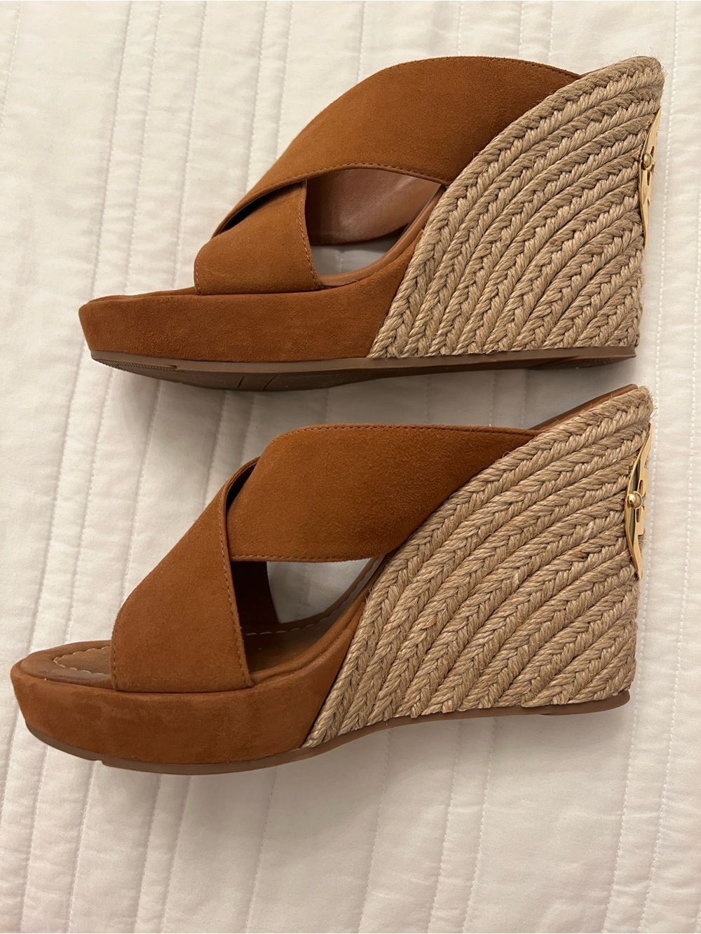 Tory Burch Womens Tan Suede Espadrille Wedge Sandals with gold appliqué. Sz 7.5